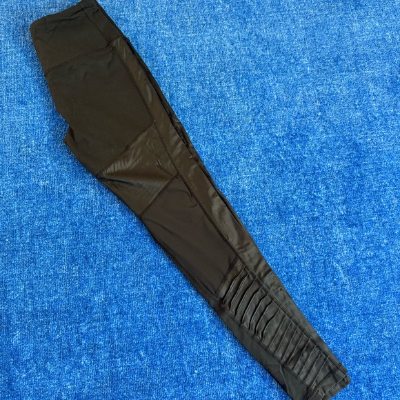 VS Knockout Tight / Legging • Size Small - Picture 6 of 8